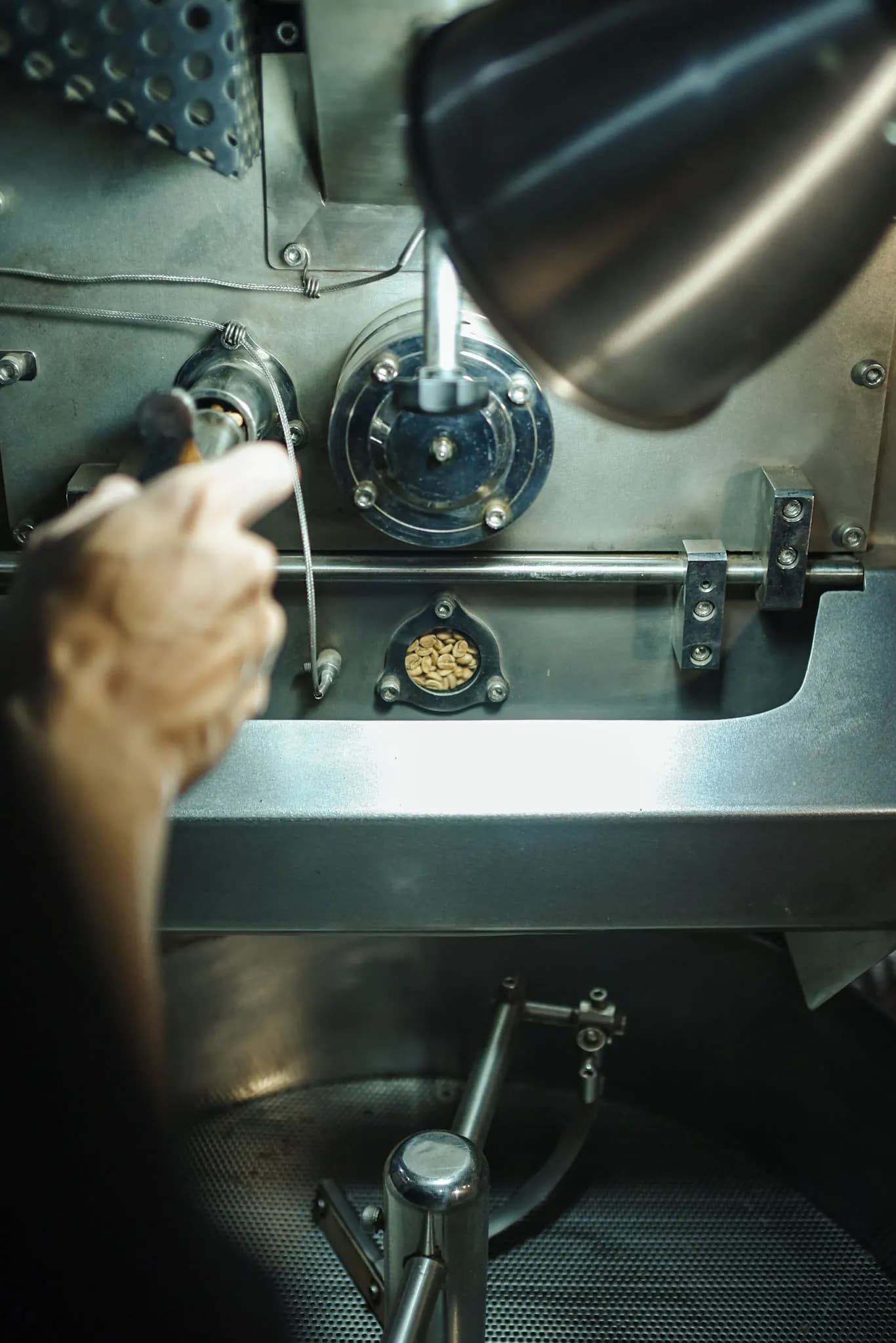 Proses roasting biji kopi di roastery Janus