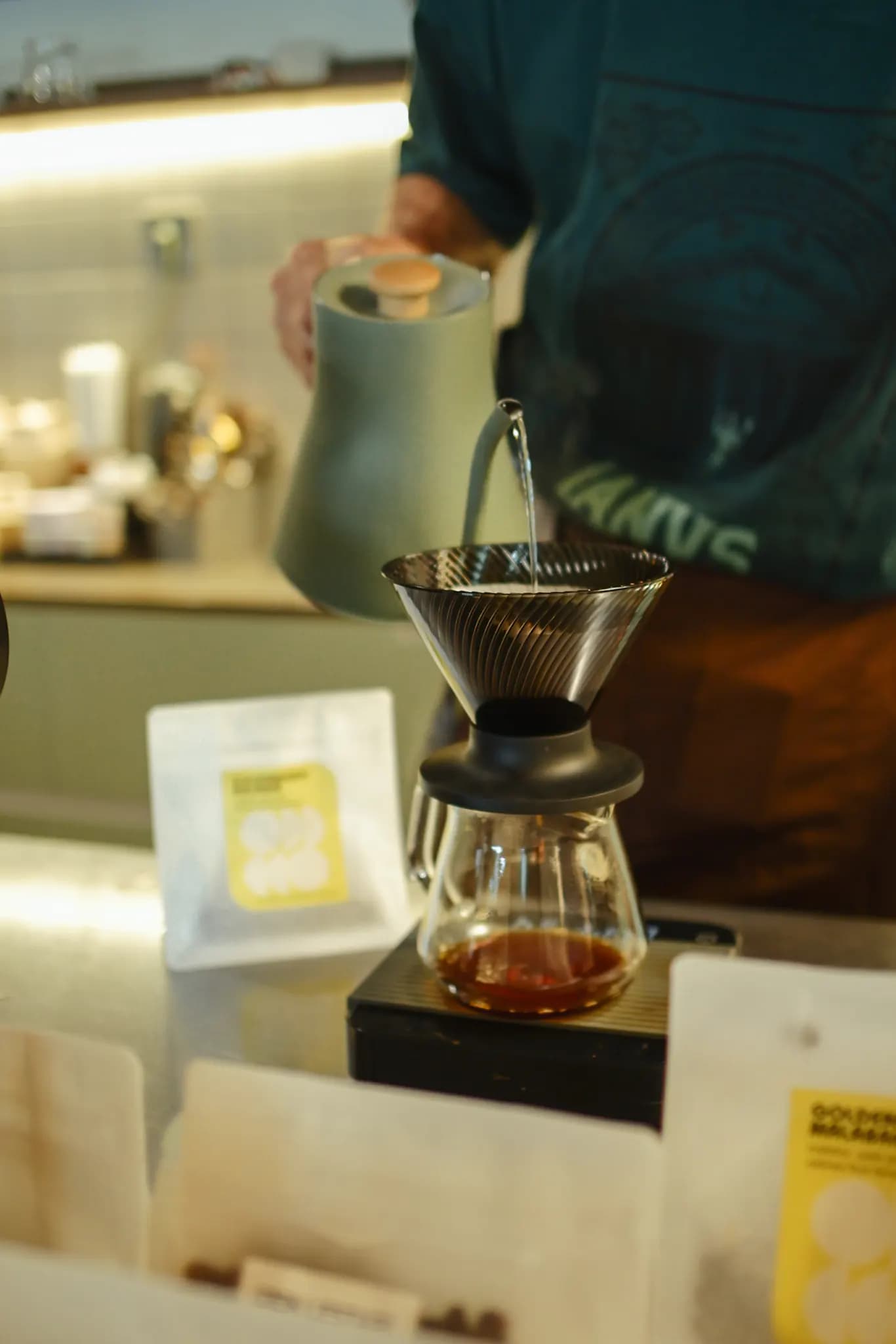 Barista Janus menyeduh kopi dengan metode pour over