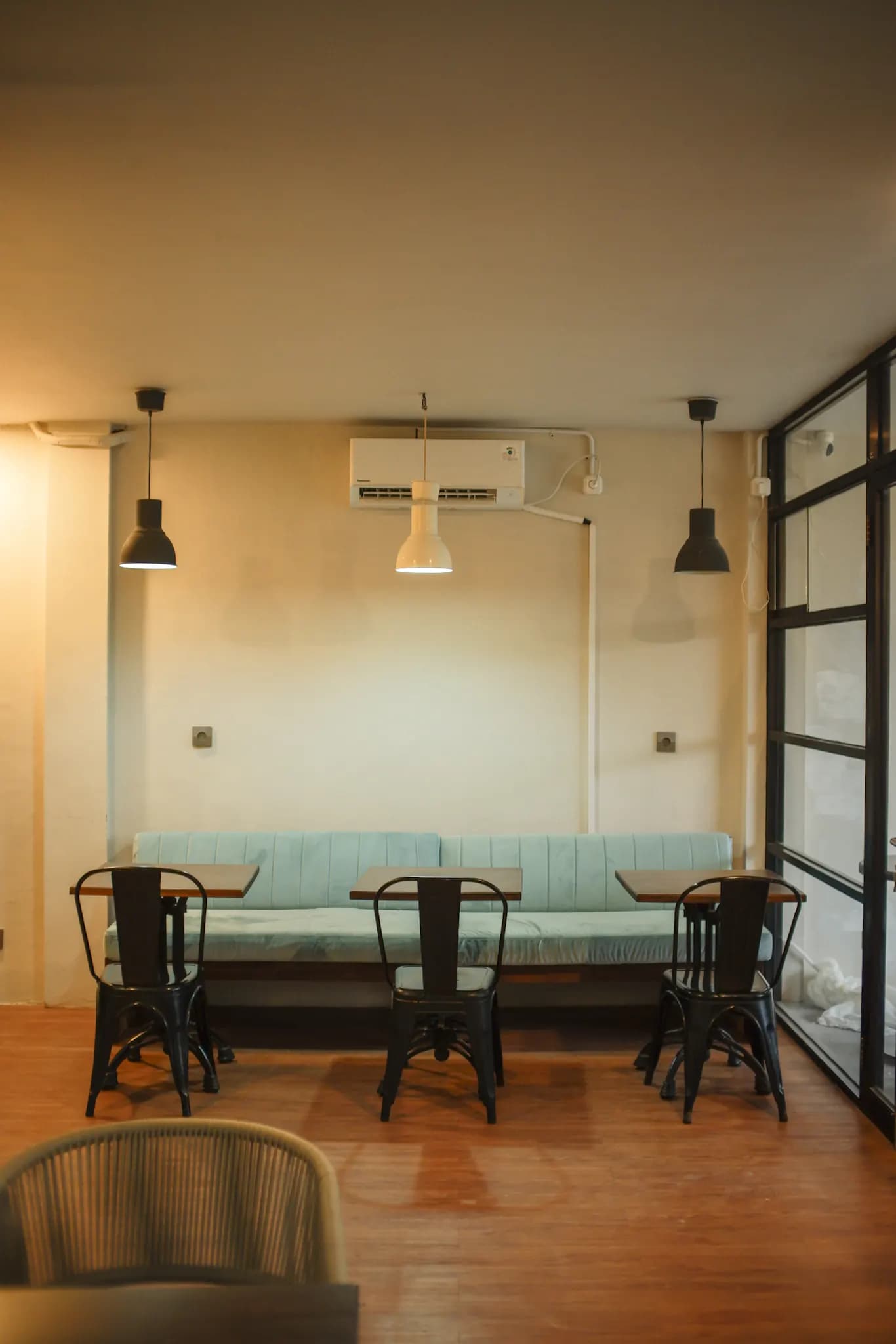 Area duduk di dalam kedai