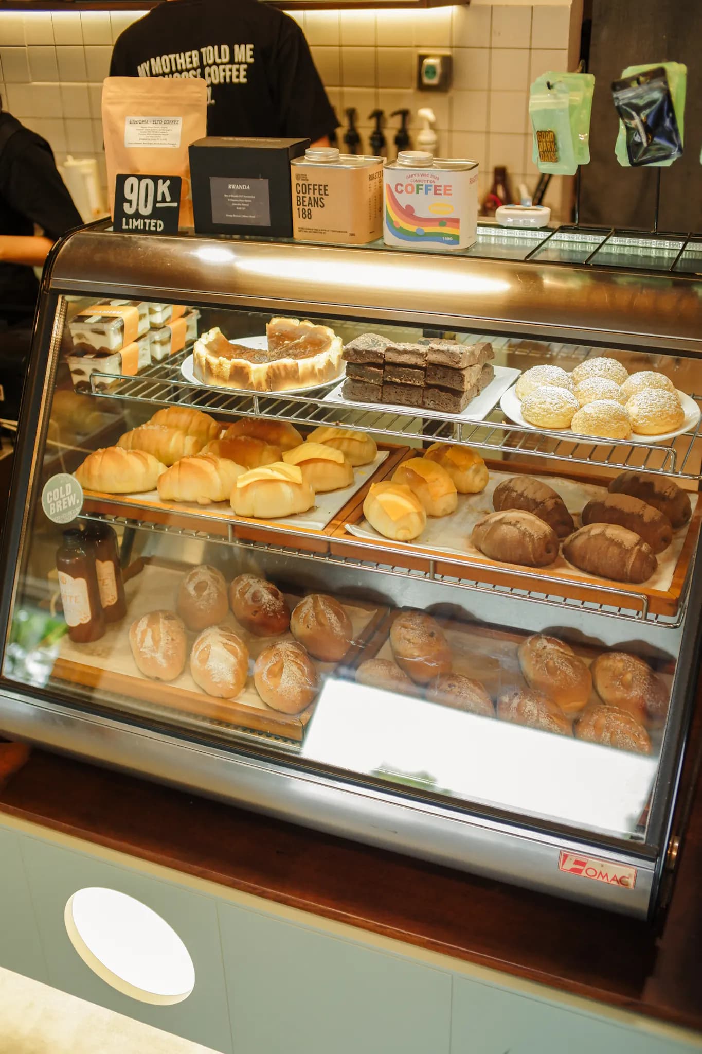 Etalase pastry di konter