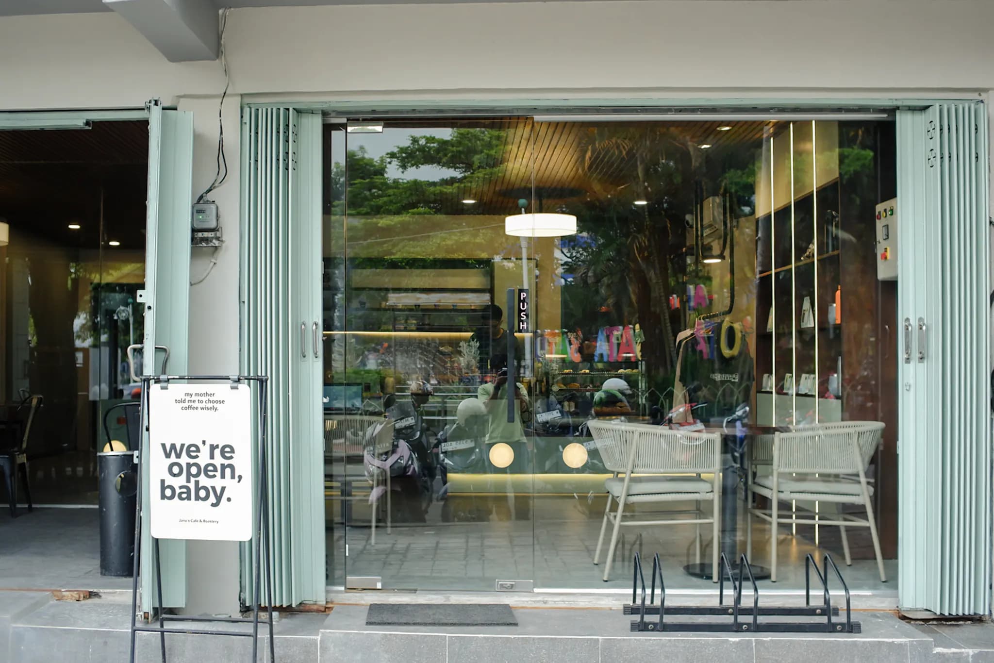 Muka kedai Janus Coffee & Roastery
