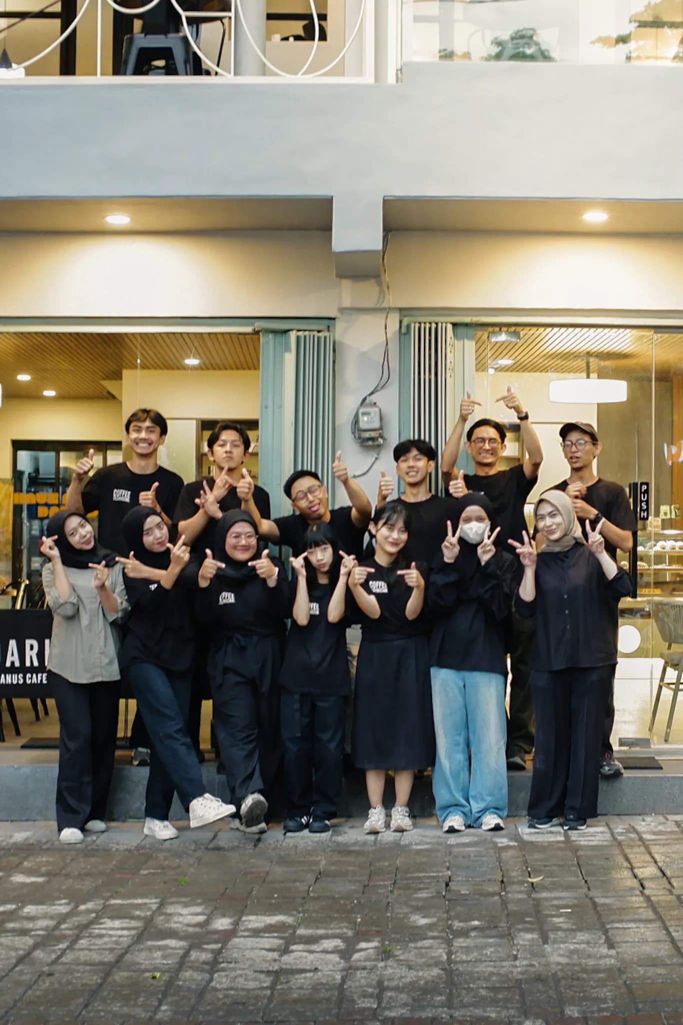 Tim barista dan roaster Janus Coffee & Roastery